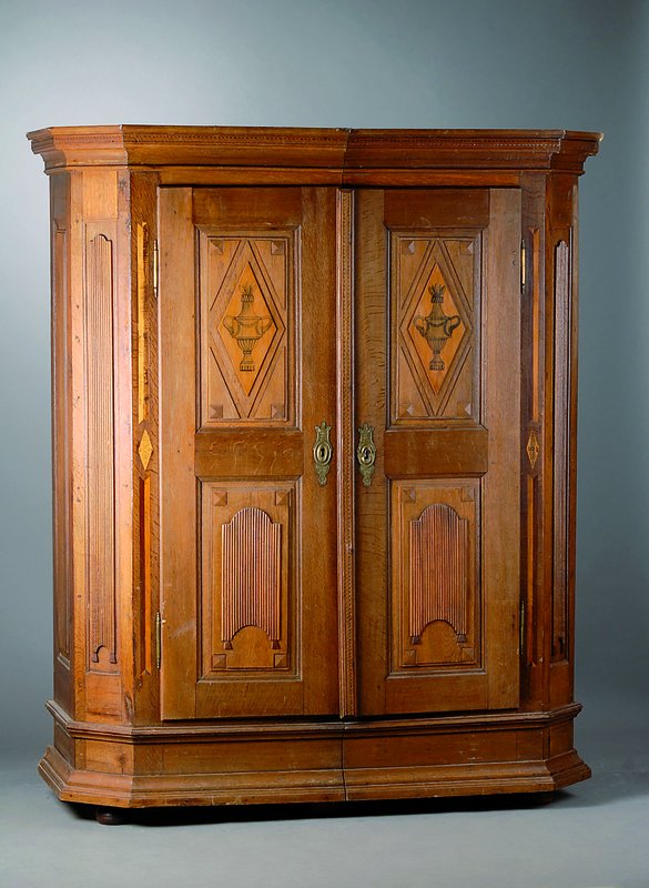 Schrank, Franken, um 1800, Louis-Seize, Eiche massiv, sog. Spaltschrank, 2-türig, aufges. Kassetten m. Brandintarsien, abgeflachte Eckenm. ...
