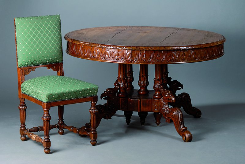 Sitzgruppe, wohl Dijon, um 1890, Eiche, best. aus rundem Tisch und 4 Stühlen, reich geschnitzt in Form v. Akanthusblättern und Adlern, Füße in ...