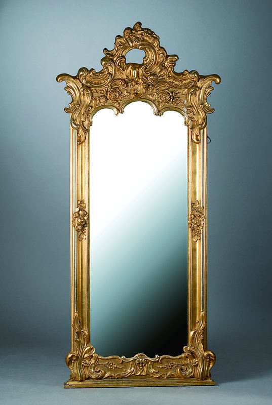 Spiegel, wohl Osteuropa, um 1860, WH, goldfarben gefasst, Glanz und Mattgold, orig. Glas, reiche Schnitzerieren in Form von Akanthusblättern und ...