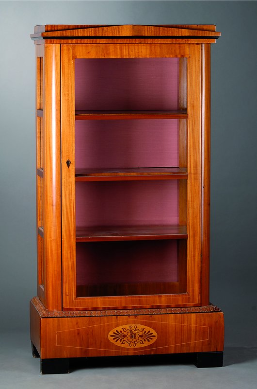 Vitrine, deutsch, um 1900/10, nach dem Vorbild von 1820/25, Korpus WH, Kirschbaumfurnier, 1-türig, 3-seitig verglast,Fußschublade, diese ohne ...