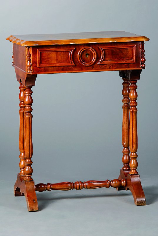 Nähtischchen, deutsch, um 1890, Nußbaumfurnier mit Deckelintarsie, Beine reich gedrechselt, aufklappbar, Schloss defekt, l. Furniersch.,st. ...