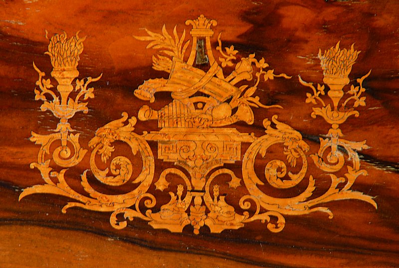Detail a: Nähtischchen, deutsch, um 1890, Nußbaumfurnier mit Deckelintarsie, Beine reich gedrechselt, aufklappbar, Schloss defekt, l. Furniersch.,st. ...