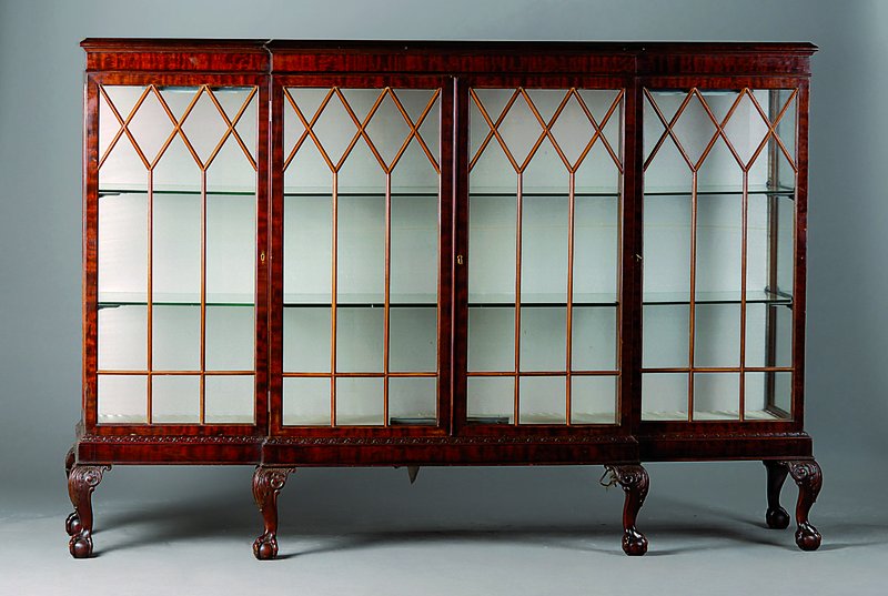 Sammlervitrine, wohl deutsch, um 1900/10, Mahagoni, 4-türig, verglast und versprosst, Beine geschweift, Glaseinlegeböden, Tatzenfüße, Kopf ...