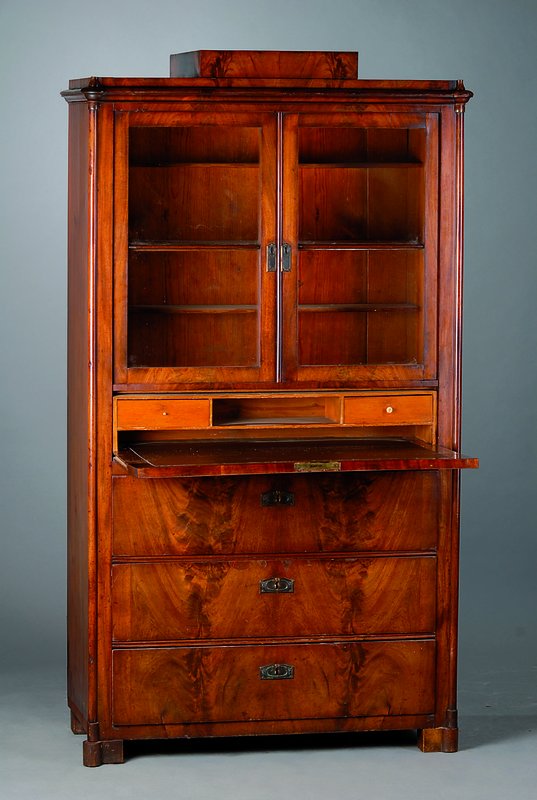 Mehrzweckschrank, mitteldeutsch, um 1850/60, Pyramidenmahagoni, 3-schübig, 1 Schublade m. ausziehbarem Schreibteil, Platte erneuert, Oberteil ...