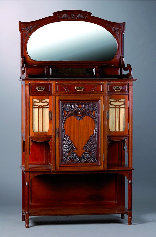 Prunkvertiko, deutsch, um 1900, Nußbaum/Mahagoni, Oberteil verspiegelt, teils blind, Unterteil 3-türig, 3 Schubladen, Ablegefächer, reich ...