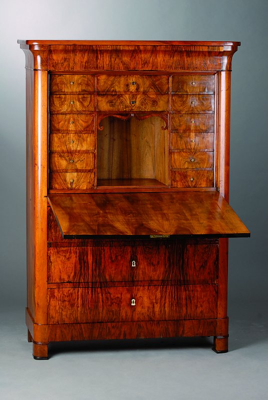 Standsekretär, deutsch, um 1830/40, Nubaumfurnier, 3-schübig, eine Klappe, diese ohne Gewichte, Inneneinrichtung: 14 Schubladen, 1 offenes ...