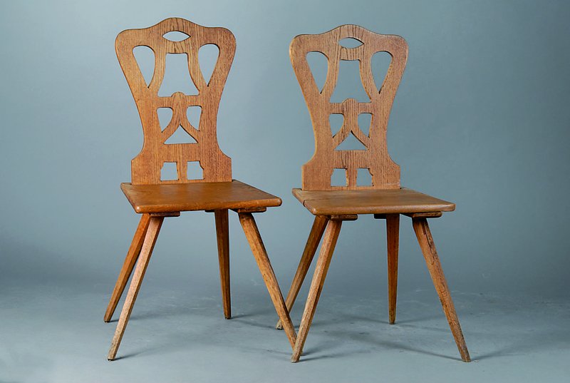 4 Jugendstil Brettstühle, um 1900, Eiche, Rücken in Durchbrucharbeit, schwundrissig, teils besch., Überholung empf., st. Gebr.-Sp., 2+2 Stühle, ...