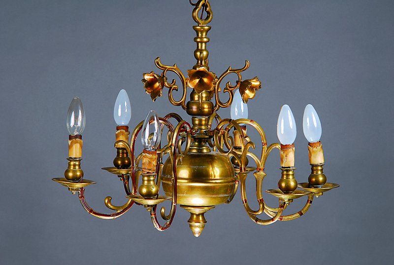Deckenlampe, Niederlande, um 1830/40, Gelbguss, 6 Brennstellen, 6 Löscher in Form von Blüten, Arme doppelt geschweift, sekundäre Elektr., ...