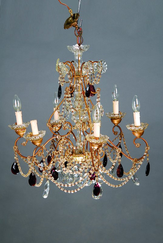 Deckenlampe, Italien, 30er Jahre, mit reichem facettiertem Glasbehang teils in violett, sechs Brennstellen, H.ca. 65cm, D. ca. 65cm, Elektr. nicht ...