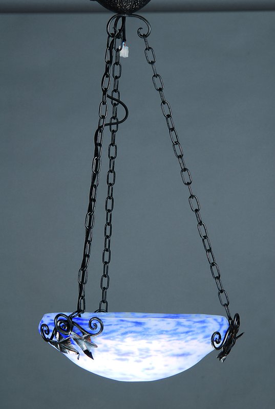 Deckenlampe, Daum Nancy, 1920er J., Glasschirm mit blauen Einpuderungen, sign., Montur schmiedeeisen, H.ca.55cm, D.ca.37cm, 1 Brennstelle, Elektr. ...
