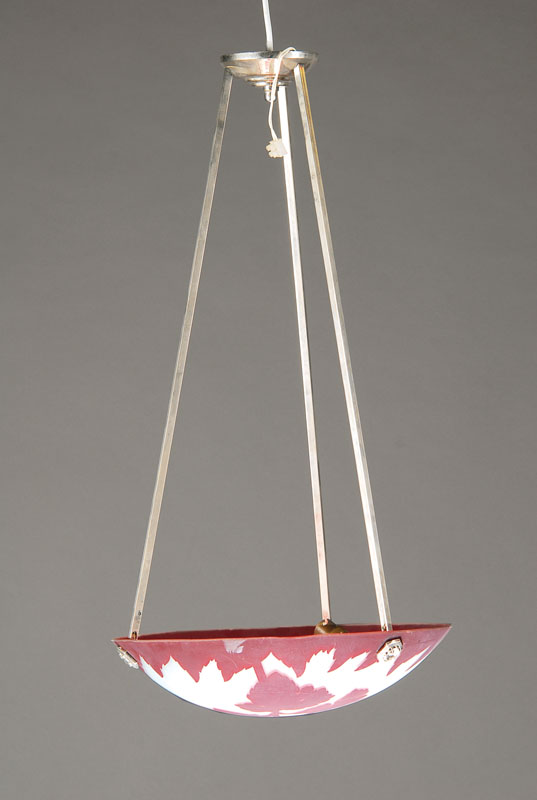 Deckenlampe, signiert Yvon, 1920er Jahre, Glasschale rot überfangen, geschnittener floraler Dekor mit Schmetterling, eine Brennstelle, Elektr. nicht ...