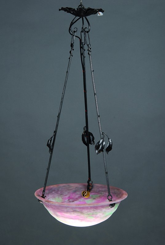 Deckenlampe, Muller Freres, 1920er Jahre, Schirm pate-de-verre mit grünen und violetten Einpuderungen, Eisenmontur mit Blätterdekor, eine ...