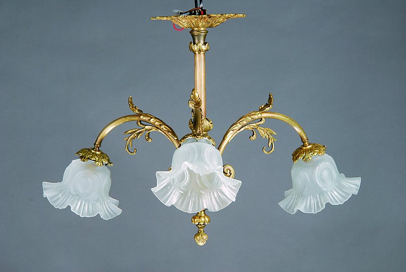 Deckenlampe, Frankreich, um 1900, Messingmontur mit Akanthusdekor, drei mattierte Schirme sek., H.ca.45cm, D.ca. 65cm,Elektrifizierung nicht geprüft