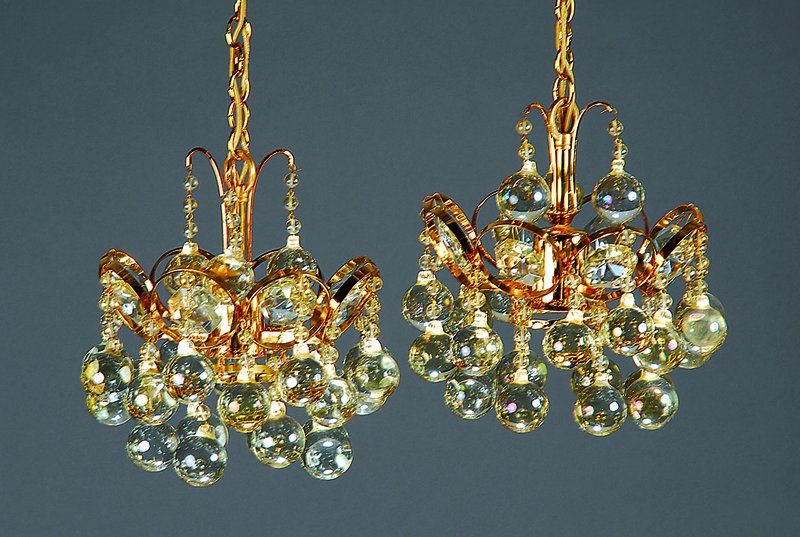 Paar Deckenlampen, 70er Jahre, Metall vergoldet, mit reichem kugelförmigen Glasgehänge, Fu. nicht geprüft, H. 50 cm, D. 25 cm