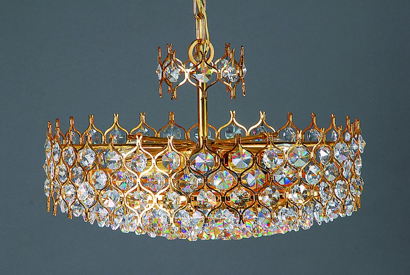 Deckenlüster, 70/80er Jahre, Fassung vergoldet, mehrfach abgehängt, geschliffener Kristallbehang, fast komplett Fu. nicht geprüft, D.ca.59cm, ...