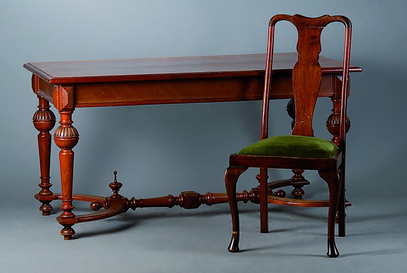 Sitzgruppe, wohl Niederlande, um 1880, best. aus Tisch und 4 Stühlen, Tisch Nußbaum, Beine reich gedrechselt, verstrebt, reiche Balusterformen, ...