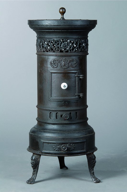 Kleiner gußeiserner Ofen, um 1835-40,, Gußeisen, reich verziert, teils in Durchbrucharbeit, Gebr.-Sp., H. ca. 77 cm