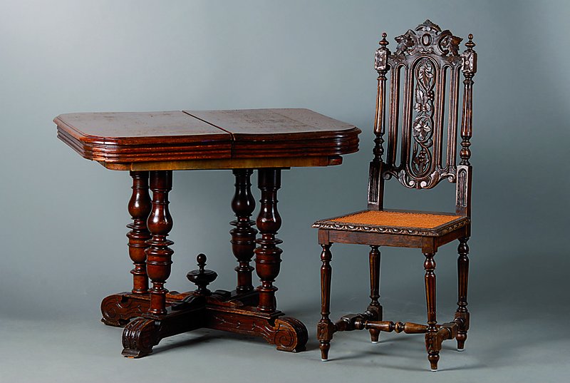 Sitzgruppe, Frankreich, um 1880/90, best. aus Tisch und 6 Stühle, Eiche, reich geschnitzt, Ausziehtisch m. einem Einlegebrett, reich gedrechselt, ...