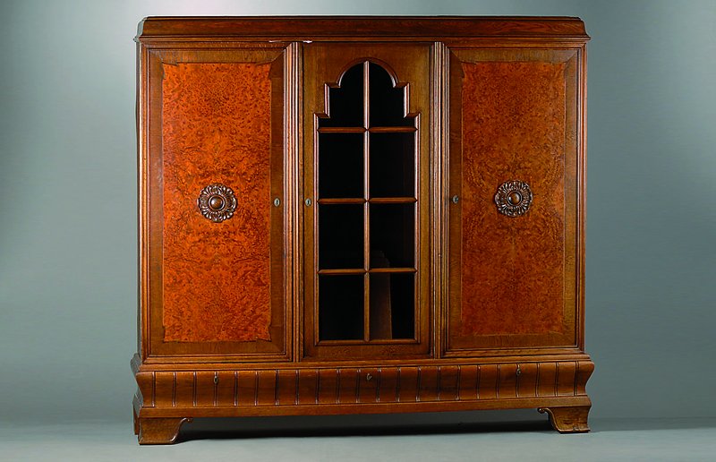 Bücherschrank, deutsch, um 1910, Eiche, Wurzelahorninlets, 3-türig, 6 Einlegebretter, mittlere Tür verglast und versprosst, aufgesetzte ...