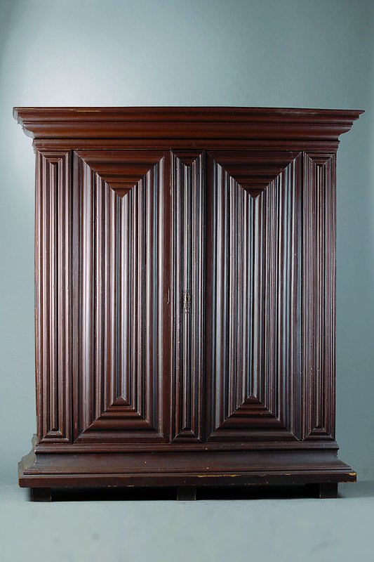 Wellenschrank, deutsch, um 1730, WH, braunfarben gefasst, 2-türig, Türen m. typ. Wellenausformungen, Kopf vielfach getreppt, Seiten einfach ...
