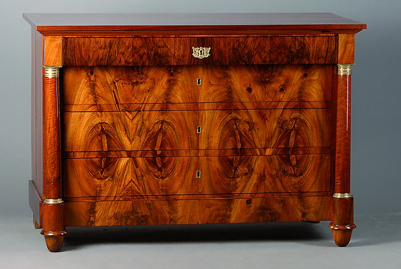 Kommode, um 1800, Nußbaum massiv, Nußbaum Sägefurnier, 4-schübig, freistehende Säulen m. reich verzierten Messingabschlüssen, obere Beschl. ...