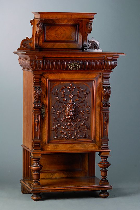 Vertiko, Gründerzeit, um 1880/90, Nußbaum, 1türig, 1 Schublade, reich geschnitzt in Form v Akanthusblättern, Inlet m. Ranken und ...