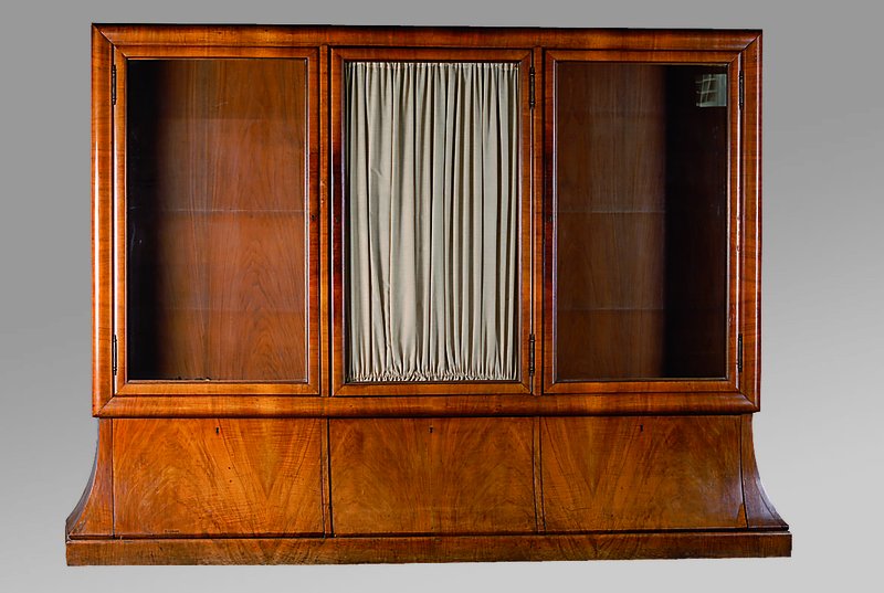 Vitrinenschrank, deutsch, um 1925/30, KorpusWH/HH, Nußbaum, 3-türig, verglast, 3-schübig, 9 Einlegebretter, teils abgerundete Ecken, Furniersch., ...