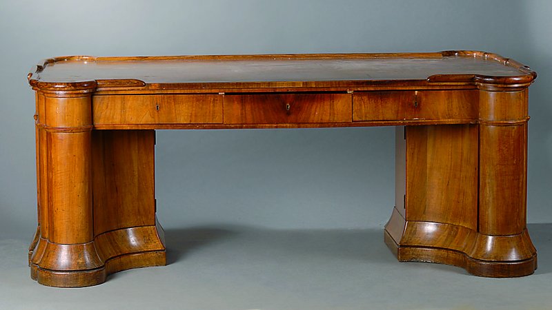 Schreibtisch, deutsch, um 1925/30, Korpus WH/HH, Nußbaum, allseitig abgerundet, 3 -schübig, 2-türig, ohne Schlüssel, frei stellbar, Furniersch., ...