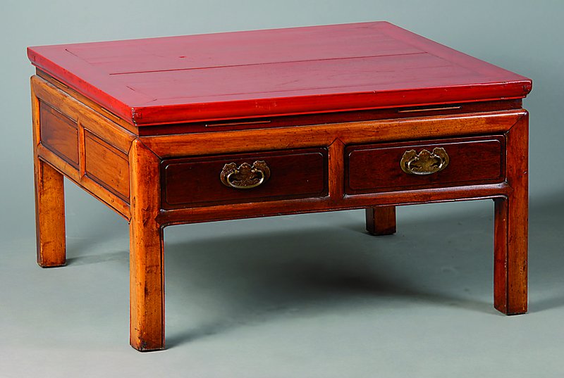 Couchtisch, China, nach dem Vorbild des 18. Jh., Platte rotfarben gefasst, 2-schübig, einfach getreppt, schwundrissig, st. Gebr.-Sp., ca. 52x87x87 cm