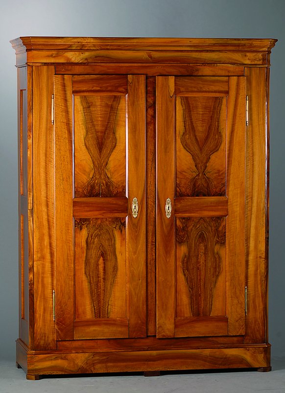 Biedermeierschrank, um 1820, massiv Nussbaum, 2-türig, Front und Seiten kassettiert, abgeflachte Ecken, Beschl. erneuert, zerlegbar, Kopf vielfach ...