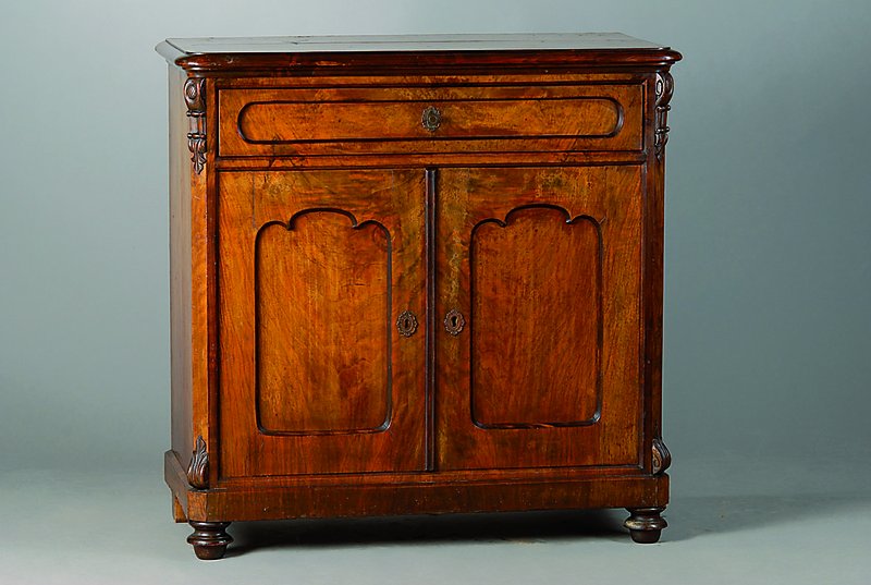 Kommode, deutsch, um 1840, Nußbaumfurnier, 2-türig, 1 Schublade, sog. Brezelfüllungen, abgeflachte Ecken, sparsame Blattschnitzerei, Platte m. st. ...