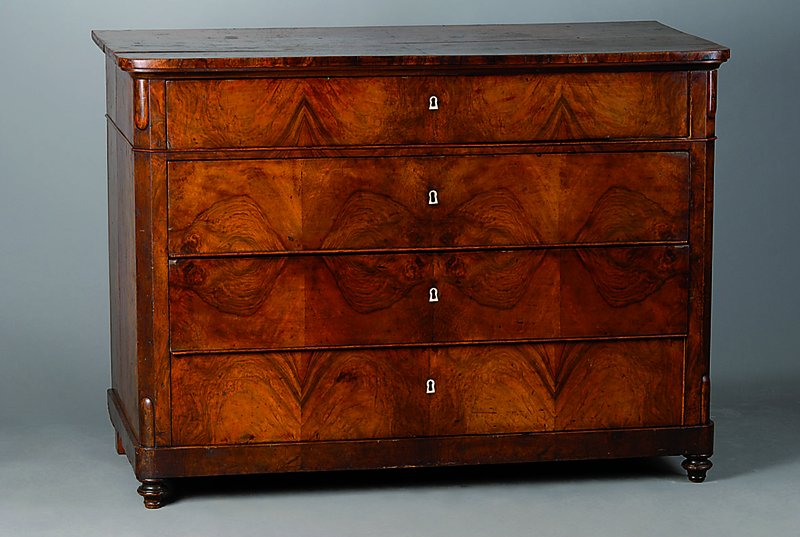 Kommode, deutsch, um 1860, Nußbaum, 4 -schübig, Beinbeschl., abgerundete Ecken, schwundrissig, ohne Schlüssel, st. Gebr-Sp., alt belassen, ...