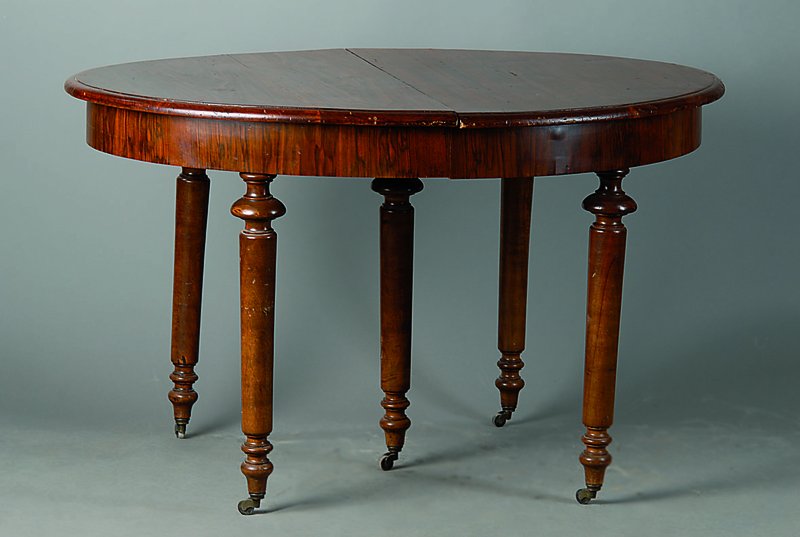 Salontisch, deutsch, um 1890, Nußbaum, ausziehbar, 3 Einlegebretter, diese sek., reich gedrechselte Beine, st. Gebr.-Sp., alt belassen, Überholung ...