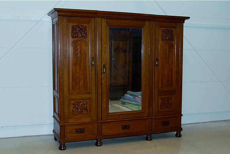 Schrank, Jugendstil, um 1905, Eiche, sek. verändert, 3-türig, mittig verspiegelt, sparsamen Schnitzereien, st. Gebr.-Sp., ca. 199x215x63 cm