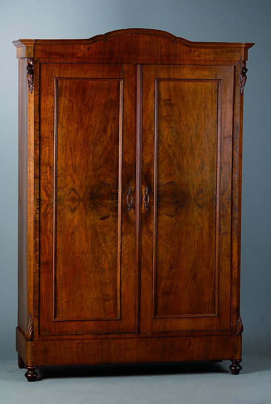 Schrank, Gründerzeit, um 1870, Nußbaumfurnier, 2-türig, sparsame Schnitzereien, Inlets einfach getreppt, st. Gebr.-Sp., ca. 195x135x52 cm