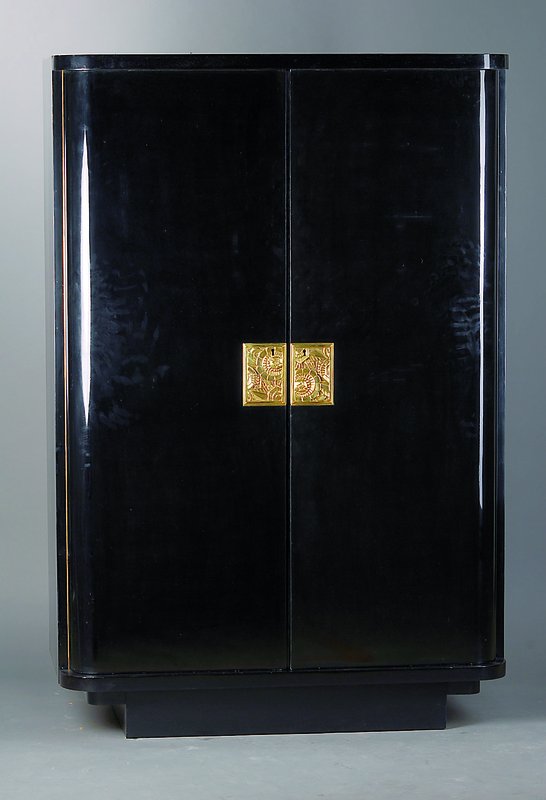 Schrank, Frankreich, um 1935, 2-türig, schwarze Fassung später, reich verzierte gold farbene Beschl., abgerundete Ecken, st. Gebr.-Sp., ca. ...