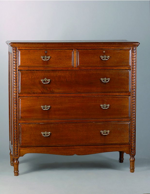 Herrenkommode, England, um 1860, Eiche, 4 -schübig, Perlleistenverz., Beschläge erneuert Zarge geschweift, st. Gebr.-Sp., ca. 115x110x51 cm