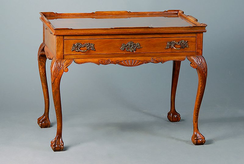 Teetisch, um 1920, Nußbaum/Wurzelnuß, 1 Schublade, seitl. 2 Ausziehbretter, Beine geschweift, Tatzenfüße, Akanthusblattschnitzerei, Glaseinlage, ...