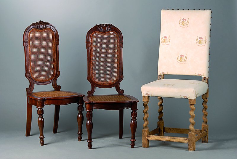 4 Stühle, Belgien, um 1880, Mahagoni, Beine gedrechselt, Rücken und Sitzfläche m. Geflecht, sparsame Volutenschnitzerei, st. Gebr.-Sp., ca. ...