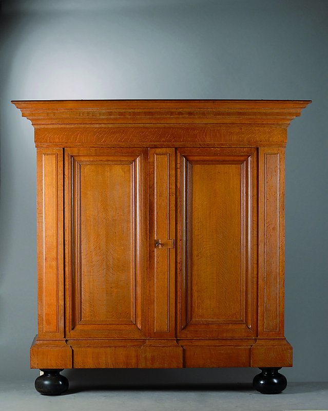 Schrank, deutsch, nach dem Vorbild um 1700, Eiche massiv, 2-türig, Kopf vielfach getreppt,Fuß passig, Inlets getreppt, st. Gebr.-Sp., Schloß ...