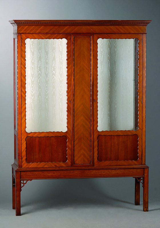 Vitrine, England, um 1910, Mahagoni, 3 -seitig verglast, 2-türig, sog. Brezelfüllung,Furnier mehrfach gesp. verlegt, Perlleistenverz., st. ...