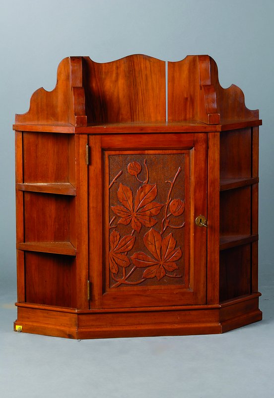Hängeschränkchen, deutsch, um 1910, Nußbaum, 1-türig, 6 Ablegefächer, Tür m. reicher Flachnitzerei in Form v. Blättern, Reste alten ...
