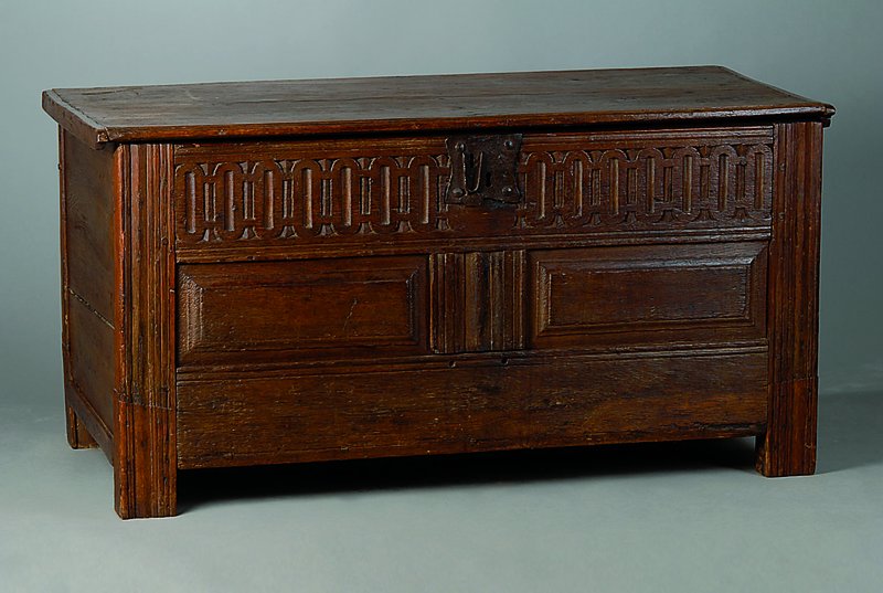 Truhe, deutsch, um 1750, Eiche, Front mir sparsamer Schnitzerei, Lisenen gerieft, ohne Schlüssel, st. Gebr.-Sp., alt belassen, ca. 72x140x66 cm