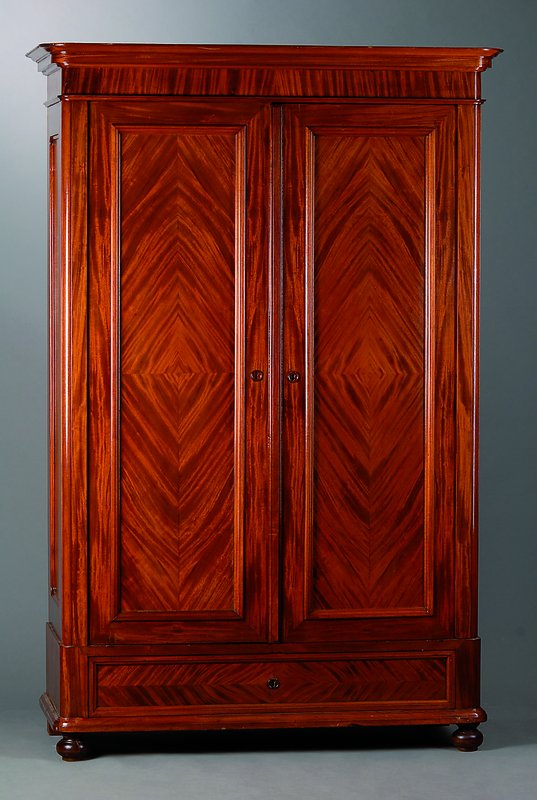 Schrank, wohl Straßburg, um 1880/90, KorpusWH, Mahagonifurnier, mehrfach gesp. verlegt, 2-türig, Fußschublade, Kopf getreppt, abgerundete Ecken, 3 ...