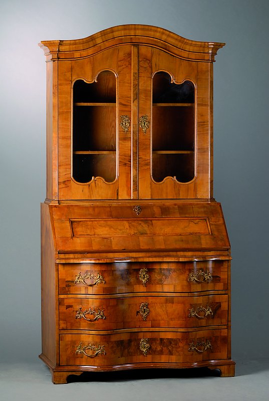 Barockstilaufsatzsekretär, mitteldeutsch, zweiteilig, Front doppelt geschweift, Korpus Weichholz, Nußbaumfurnier mit abwechslungs- reicher ...