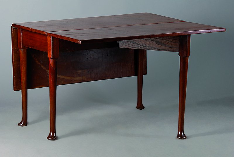 Oblongtable, England, um 1780, Mahagoni, beidseitig abklappbar, einfache Form, st. Gebr-Sp., ca. 70x106x52(183) cm