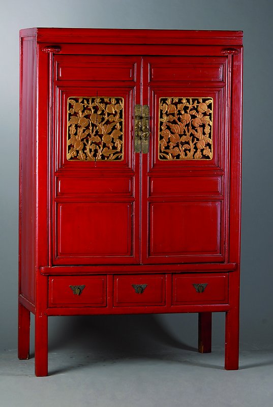 Schrank, China, um 1910/20, Rotlack auf Holz, in den Türen geschnitzte und vergoldete Kassetten, seitlich durch Transport verkratzt, st. Gebr.-Sp., ...
