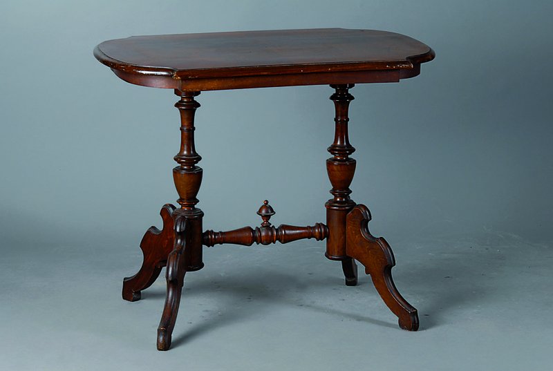 Tisch, 1880/90, Nussbaum massiv, Nussbaumfurnier, Barockstil, Platte doppelt gespiegelt verlegt, reiche Drechselarbeit, ungewöhnliche ...