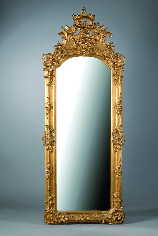 Großer Wandspiegel, wohl deutsch, um 1880, Stuck vergoldet, schöne Krone, kl. Ausbesserungen, l. kl. Gebr.schäden, Spiegelglas später, ca. 217x84 ...