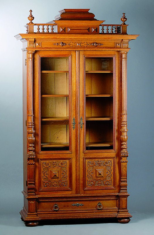 Vitrinenschrank, deutsch, um 1880/90, Eiche, 2-türig, 1 Schublade, teilverglast, reiche Schnitzereien, freistehende Balustersäulen reich gerieft ...